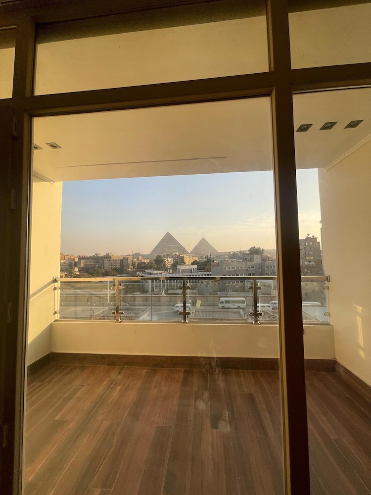 Roone Pyramids View Inn