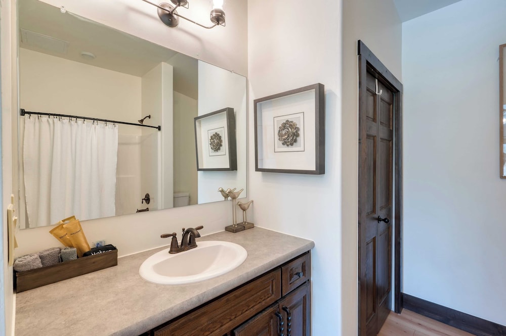 Winterhaven Estate by Avantstay Sleeps 19 Guests Mountain Compound w/ Views, Firepit, Hot Tub