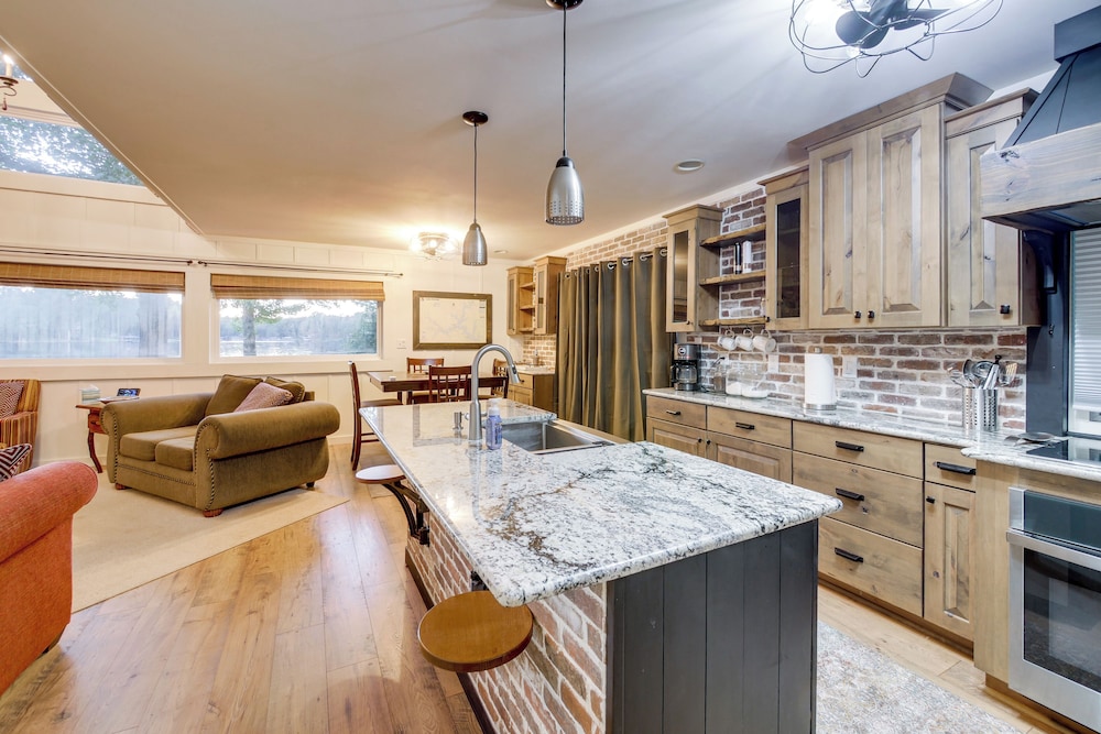 Waterfront Escape w/ Hot tub & Dock in Eatonton!