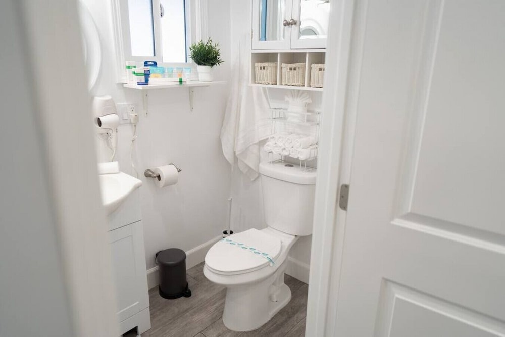 Updated 1BR House in Glendale With Private Fenced Yard p55