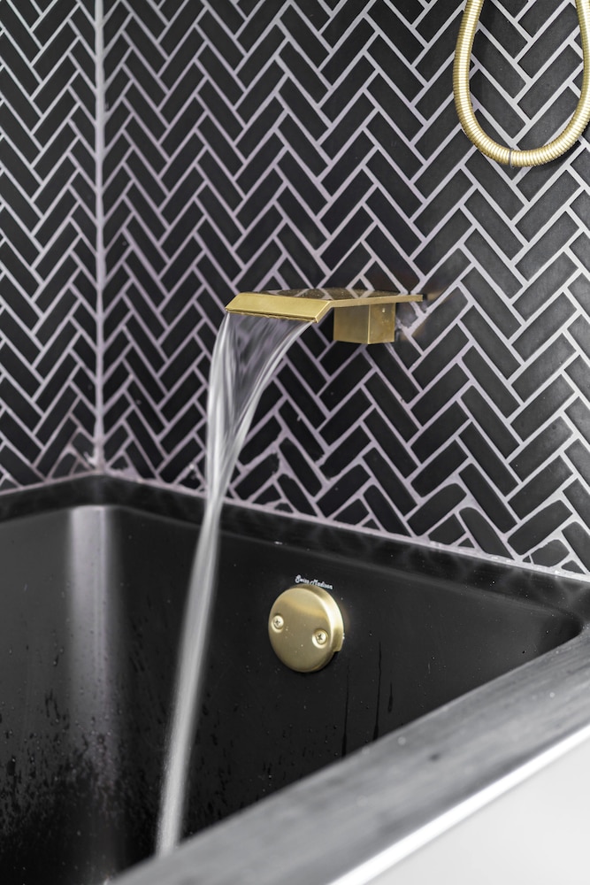 Jungle House Boutique Suites – Short North & Convention Center