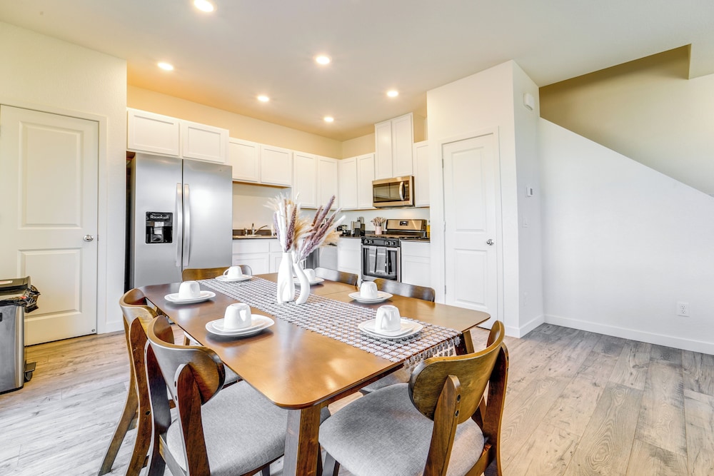 Reno Vacations - Modern Reno Vacation Home: Easy Access to Nature - Property Image 12