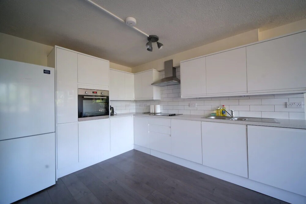 Spacious 3 Bedroom Apartment in Battersea With Terrace