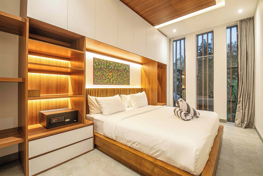 Opulent 5BR Modern Villa 400m From the Ocean