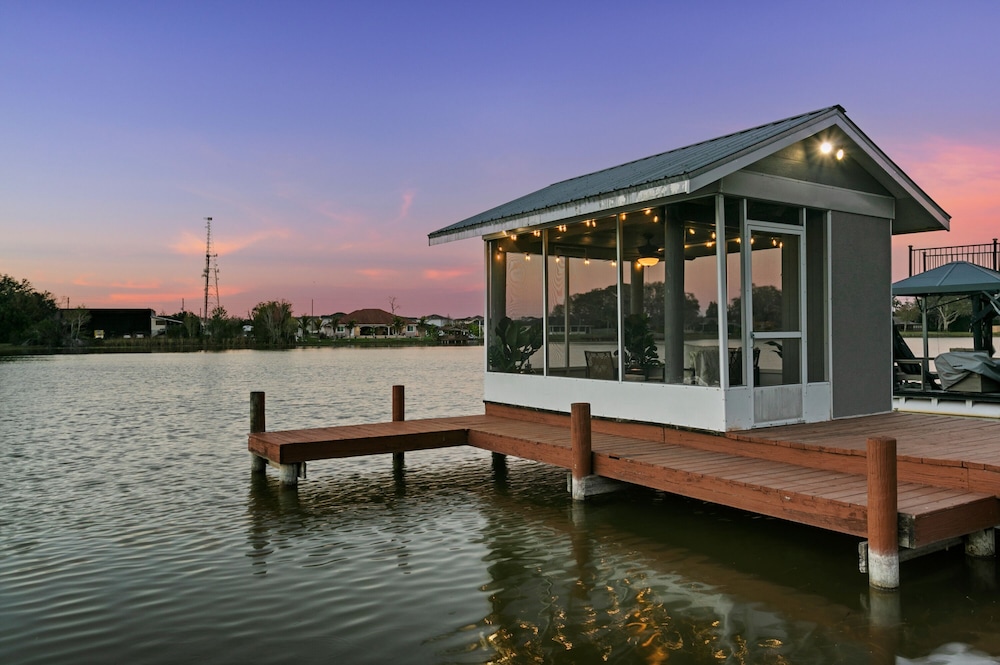 Luxe Waterfront Hideaway w Pool & Pirate Ship Dock