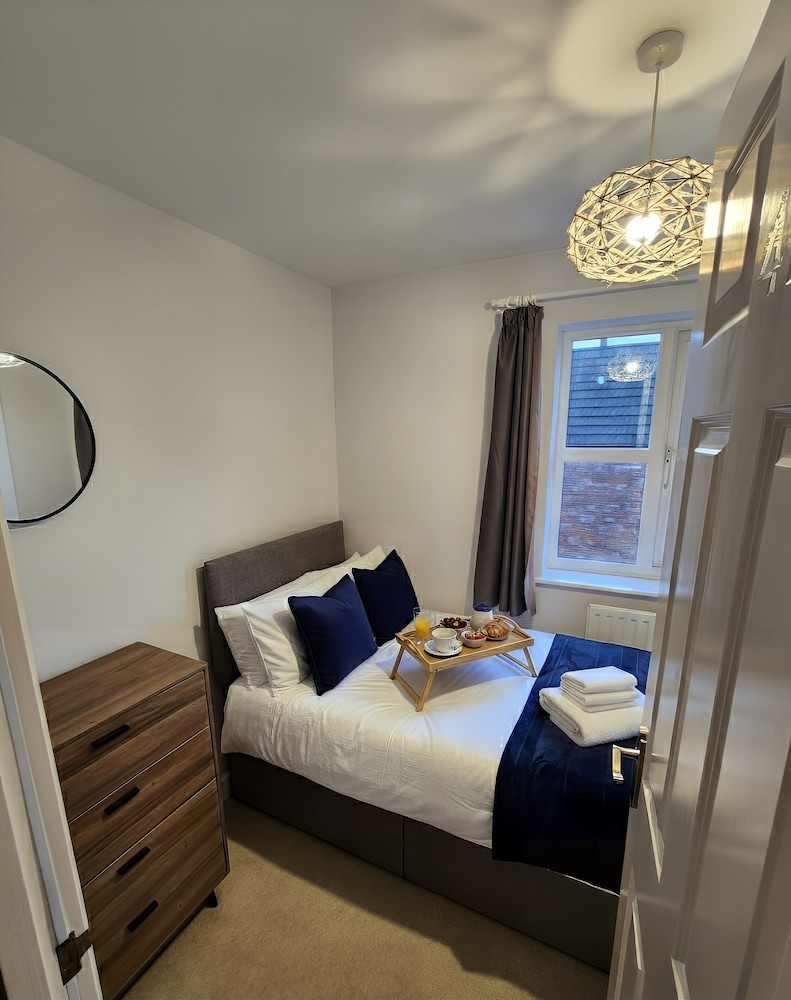 Charming 4-bedroom Stoke Gifford Retreat for 9 Guests