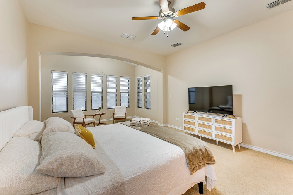 7 Mi to Lake Casa Blanca: Laredo Family Home!