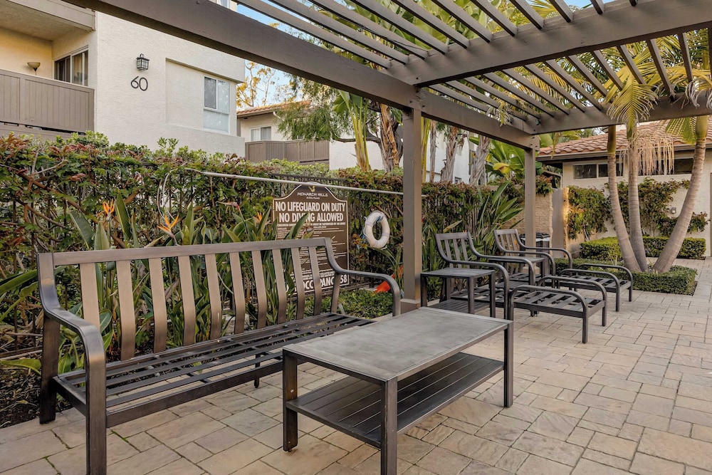 Walk to Beach Pool, Hot Tub, Private Patio, Parking Seabreeze Retreat