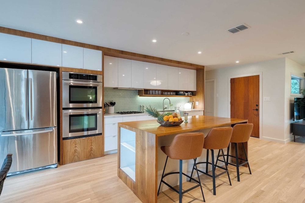 Modern Austin Home w/ Pool, Putting Green & Coffee Nook Townes Retreat by Avantstay