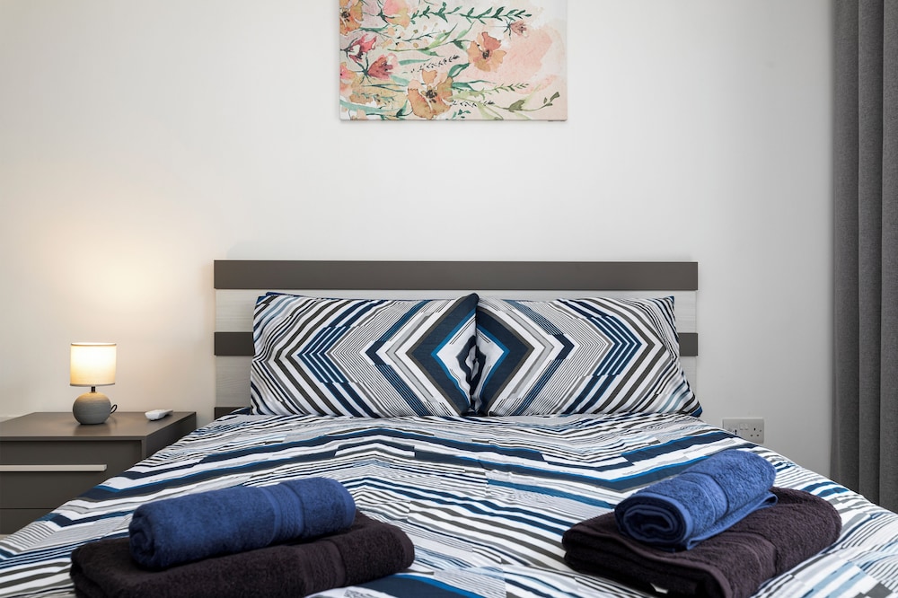 Modern Stylish 3 BR APT with Balcony