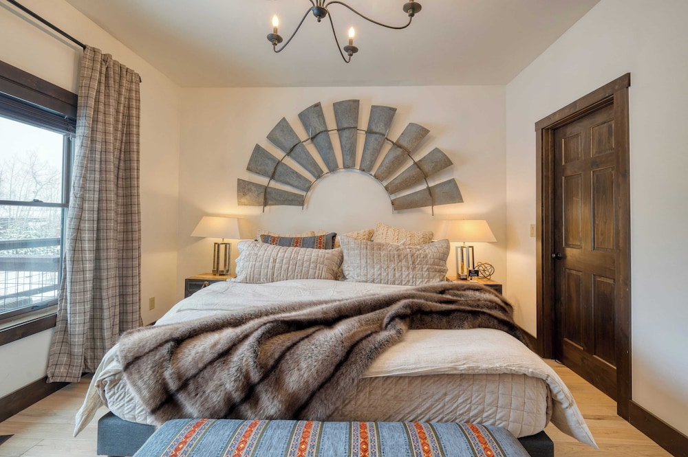 Winterhaven Estate by Avantstay Sleeps 19 Guests Mountain Compound w/ Views, Firepit, Hot Tub