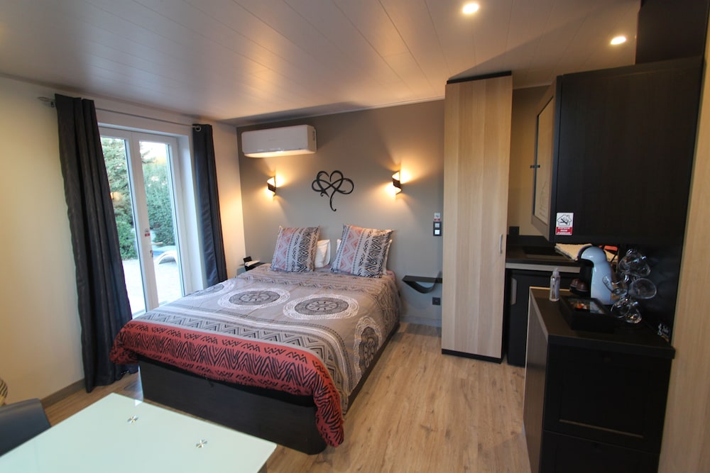 La chambre des Onglous view 2