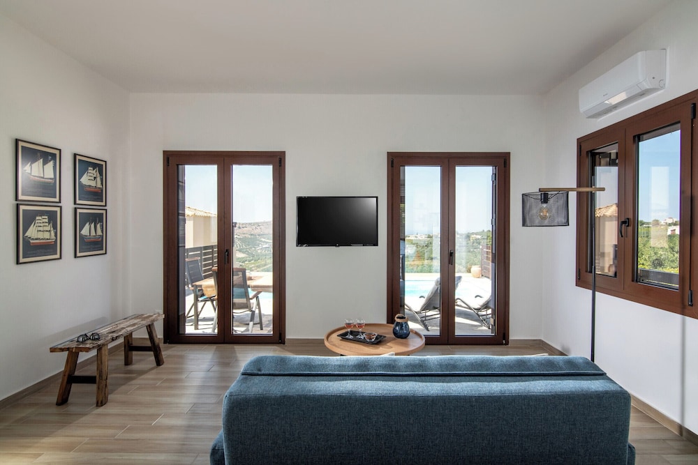 Villa Plyto Amazing views Heated pool