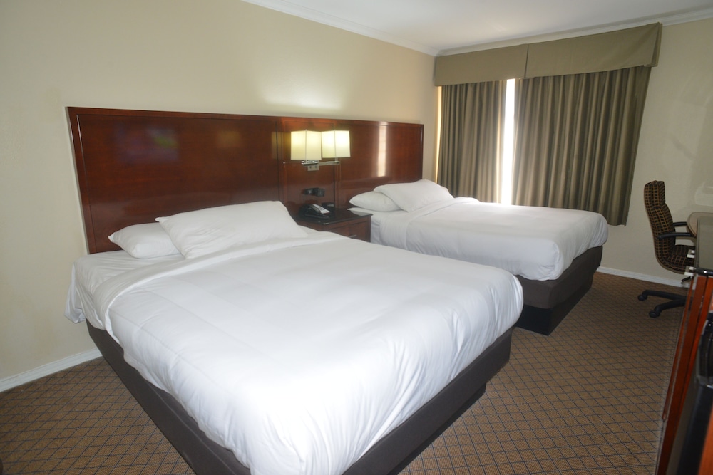 Hometown Inn & Suites