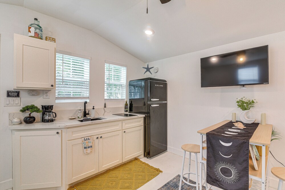 Updated Galveston Studio w/ Deck - 1 Mi to Beach!