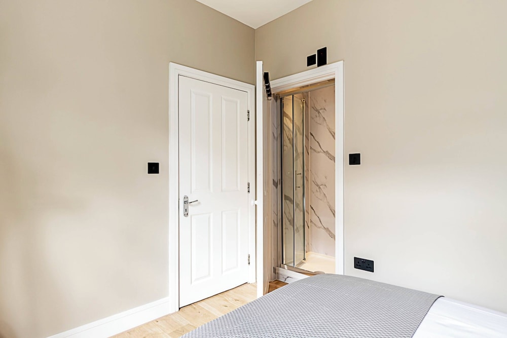 Luxurious 3 Bed Flat With Patio and Garden