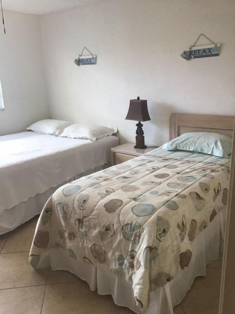 Updated Condo Across The Street From Daytona Beach, Lots Of Amenities 1 Bedroom Condo