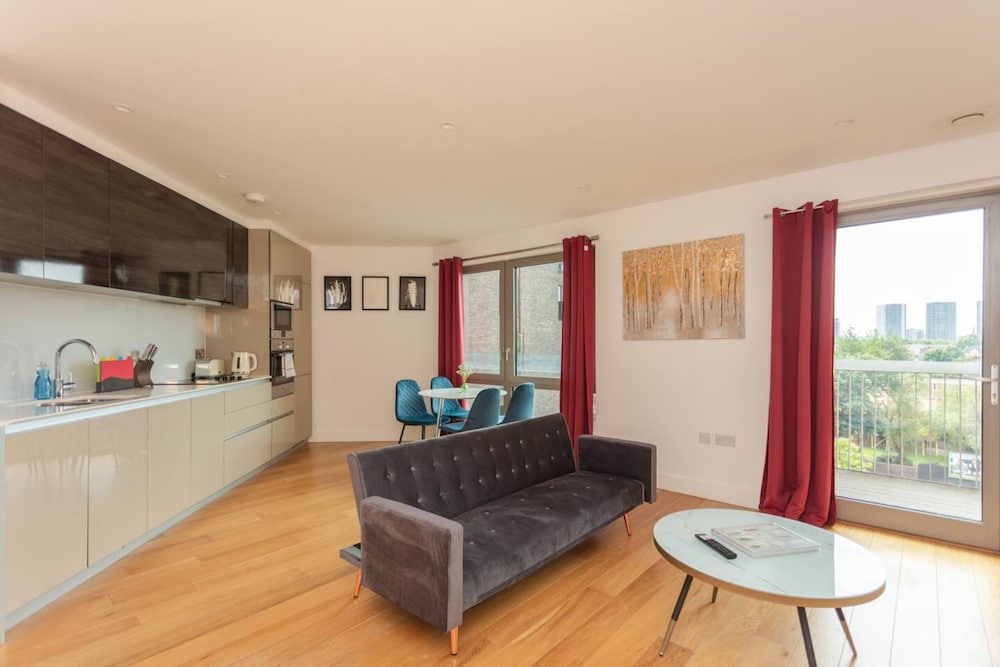 Contemporary 1 Bedroom Apartment in Canning Town With Balcony