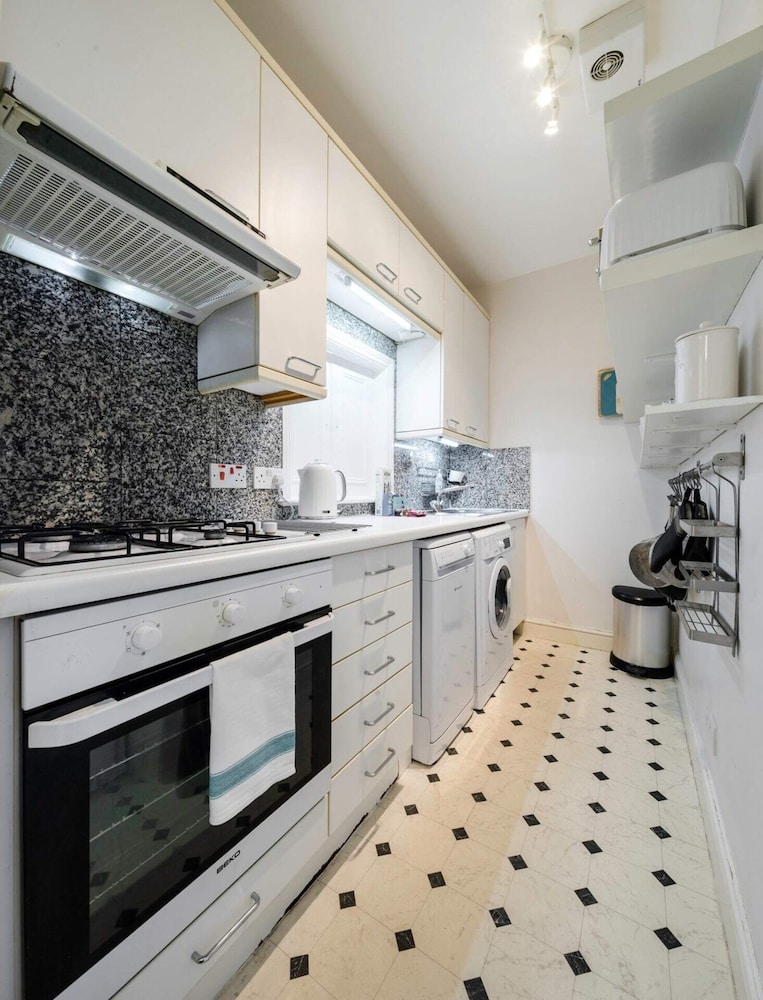 Elegant Earl's Court 2 bed 2 Bath Near Tube