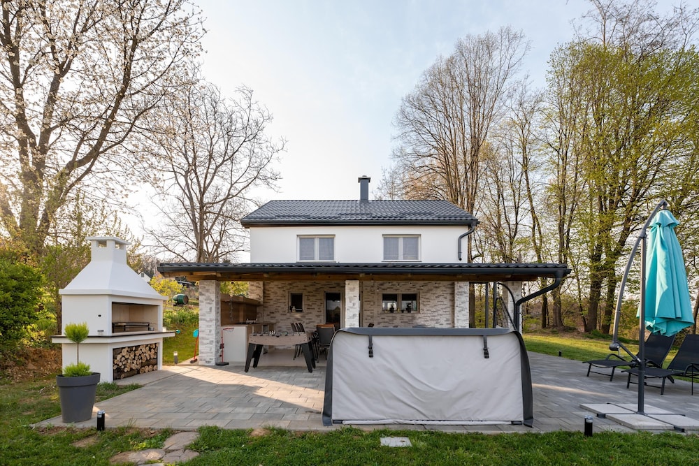 Cozy House In Nature With Hot Tub