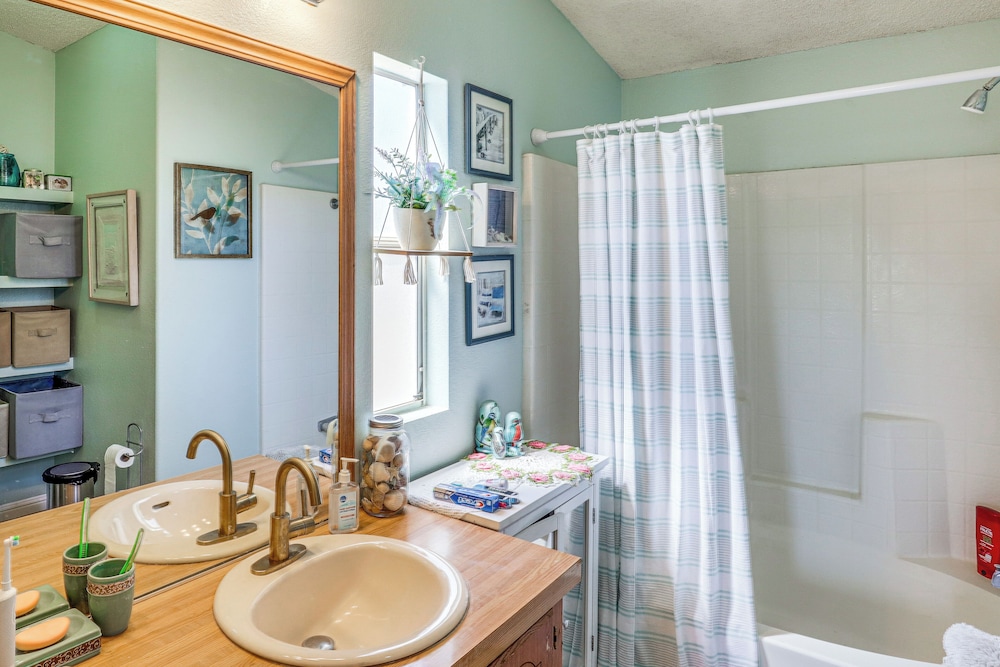 Quiet Dolan Springs Home w/ Patio, Mountain Views!