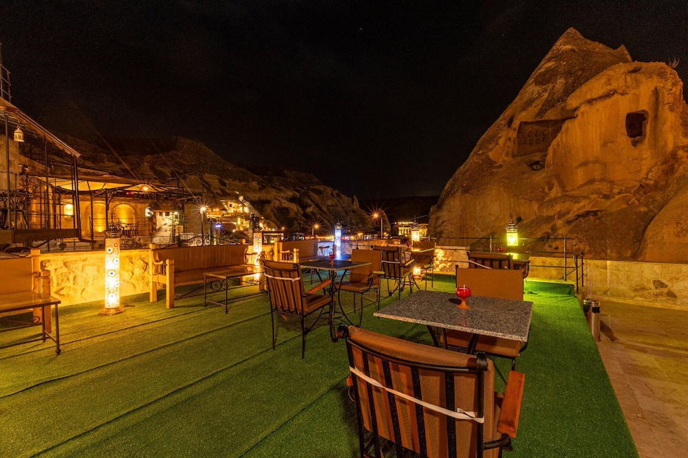 Arkelas Cave House