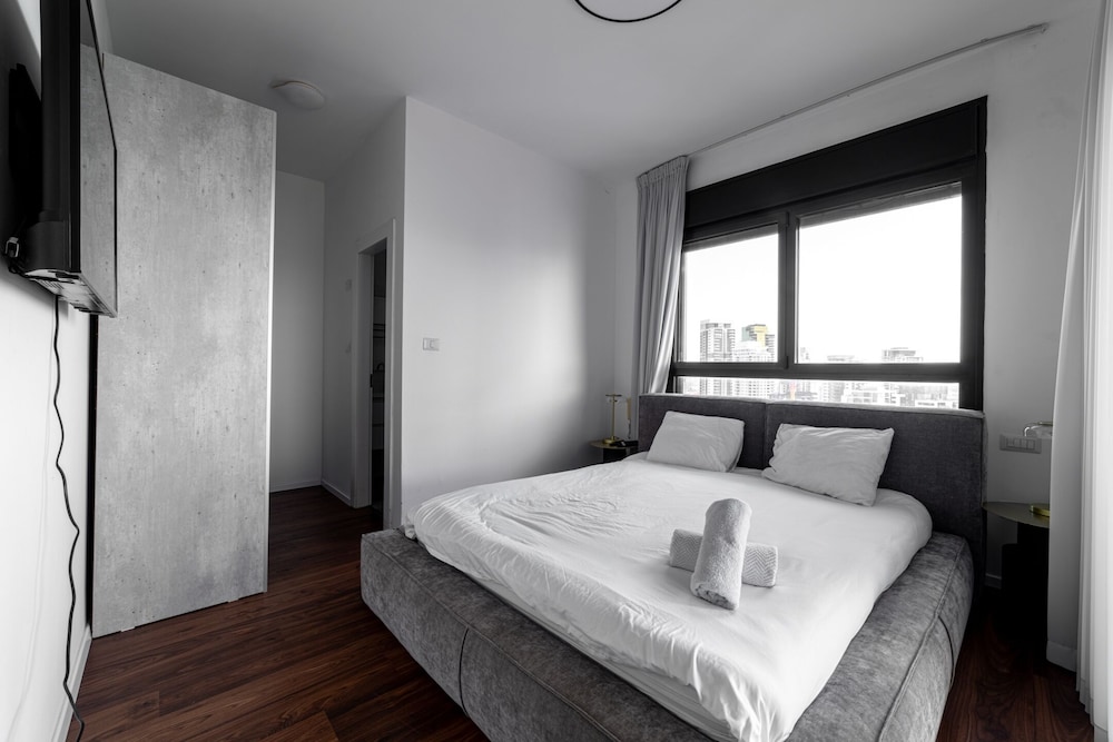 Sea-side 4 BR Apt with Gym view 3