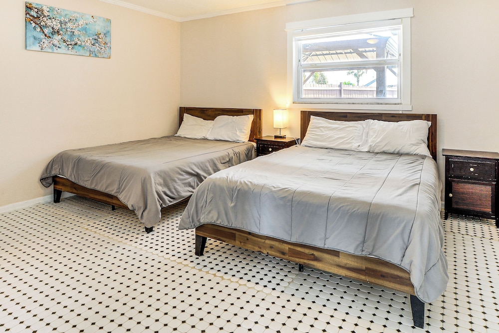 Furnished Sunroom w/ TV! Canal-front Bradenton Gem