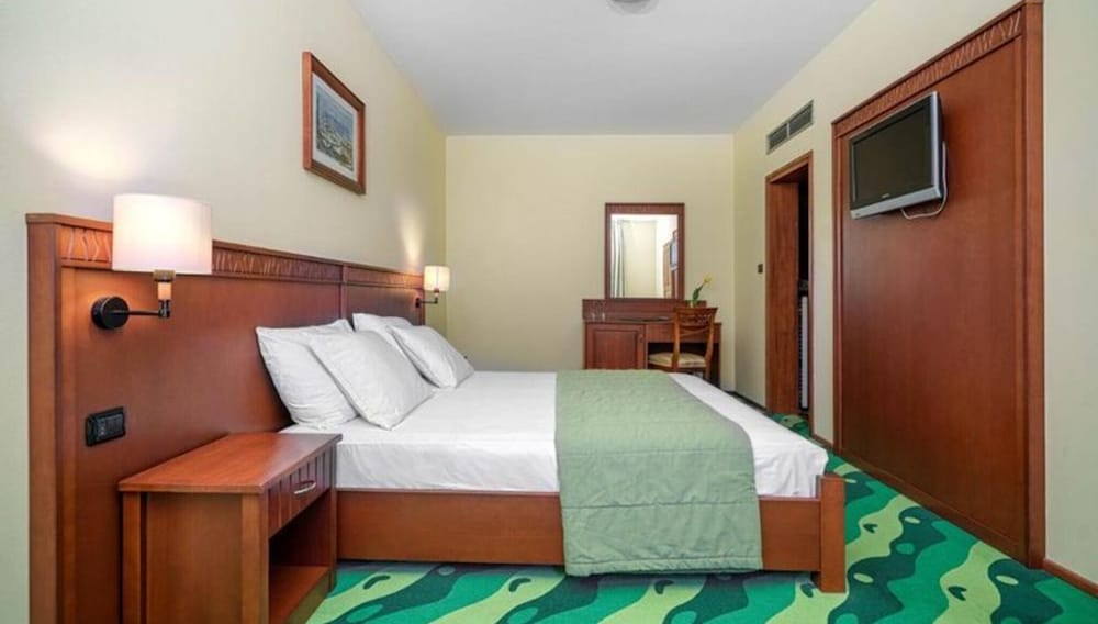 Cozy Park View Room With Breakfast Included view 3