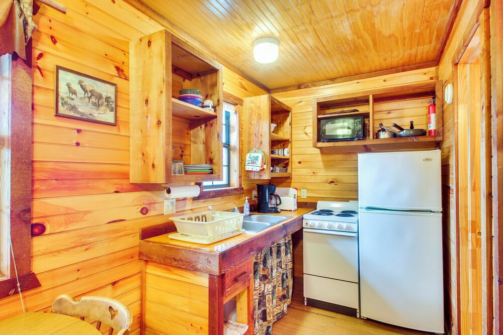 Cedar Falls Cabins #6: Hillside w/ Views!