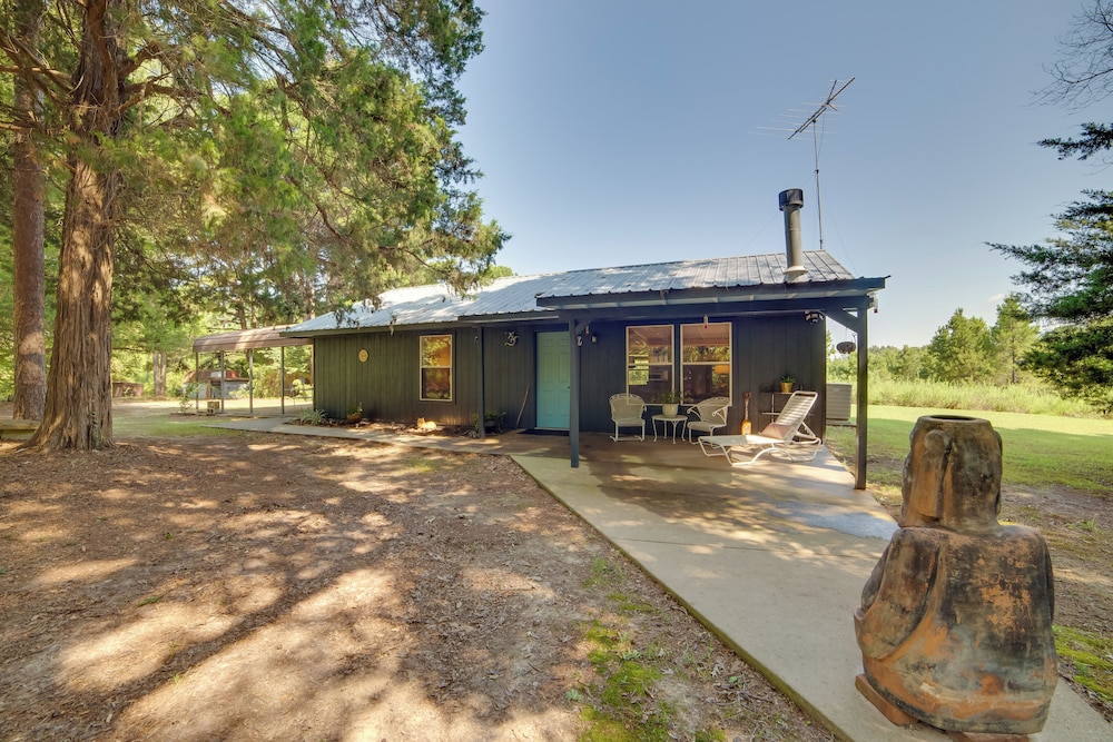 Secluded Getaway on ~10 Acres in The Piney Woods!