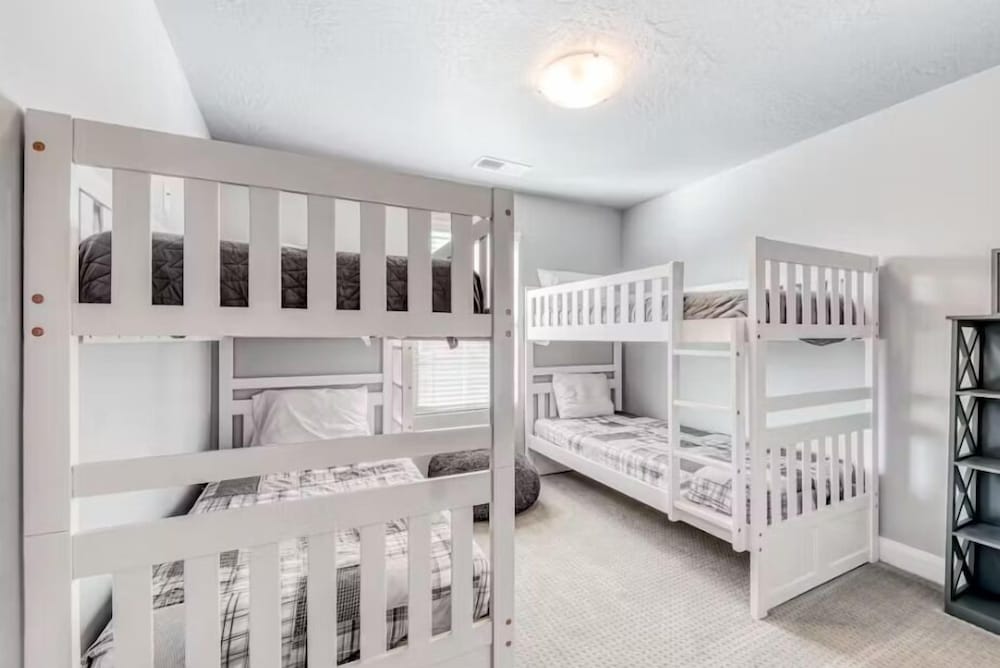 The Modern Villa - Pet Friendly 3 Bedroom Townhouse