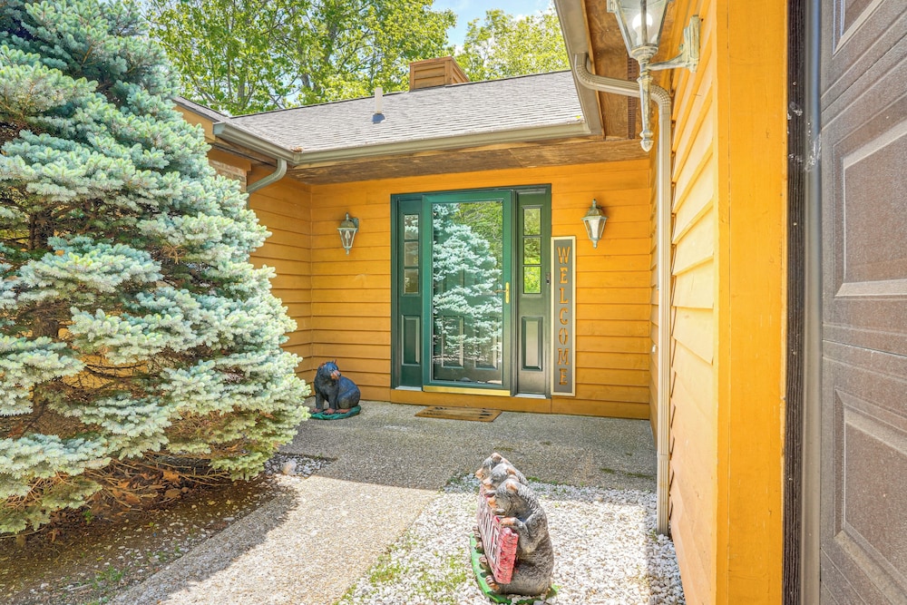 4 Mi to Massanutten Resort: Family Home w/ Views!