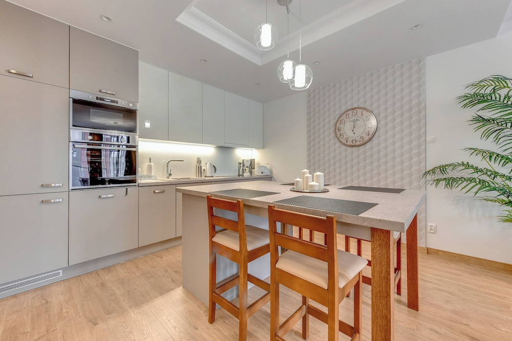 Aura - Riverside & Parking by Downtown Apartments
