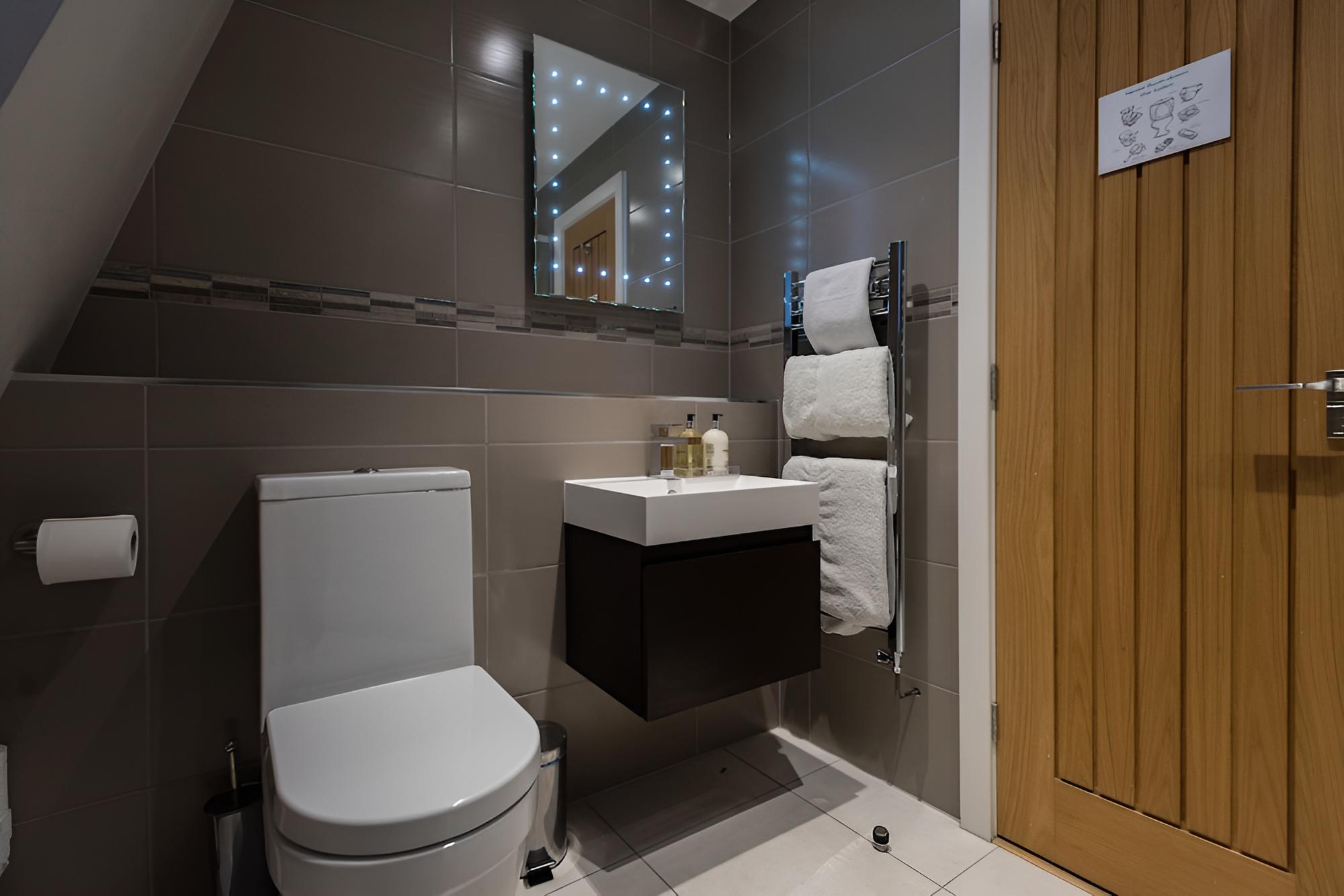 The Escalier Mews - Stunning 3BDR Mews Home Flooded with Natural Light