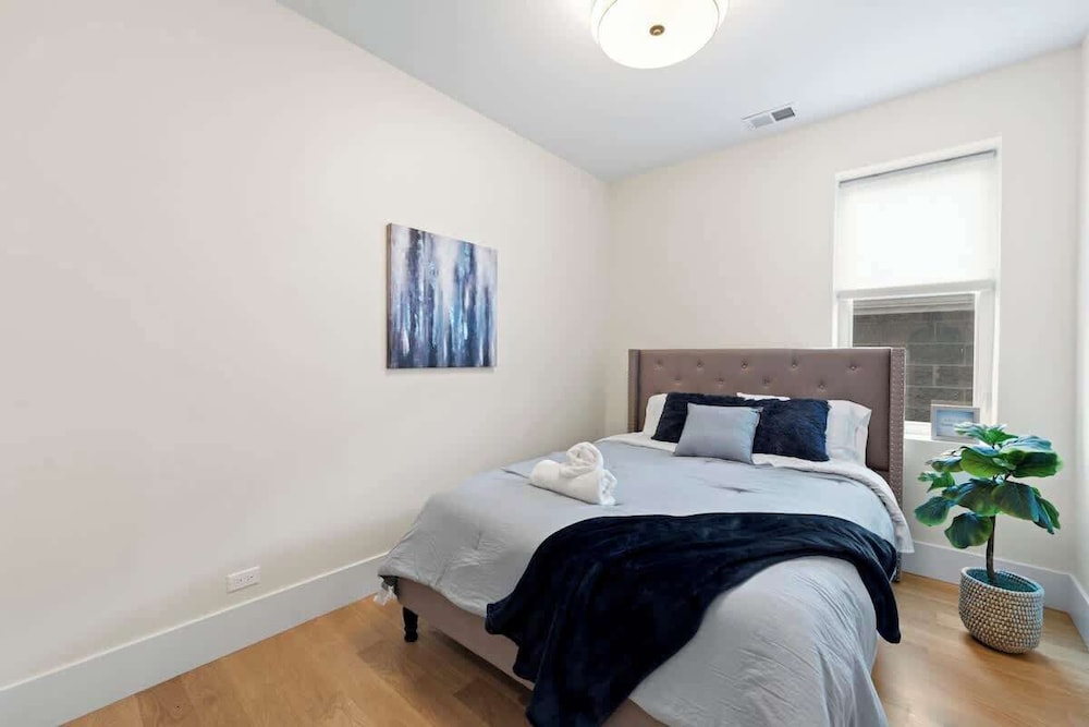 New Bright Condo Sleeping 8 by United Center