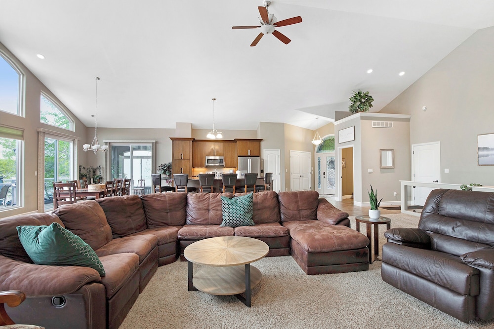 Huge! Sleeps 30-kayaks, Pedal Boat & Paddle Boards