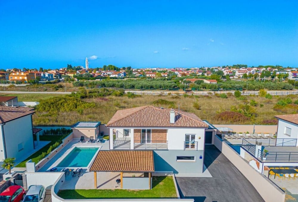 Villa Dvor Comfortable Holiday Residence