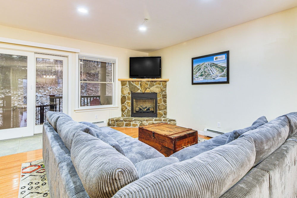 Ski-in/ski-out Condo at Pleasant Mountain!