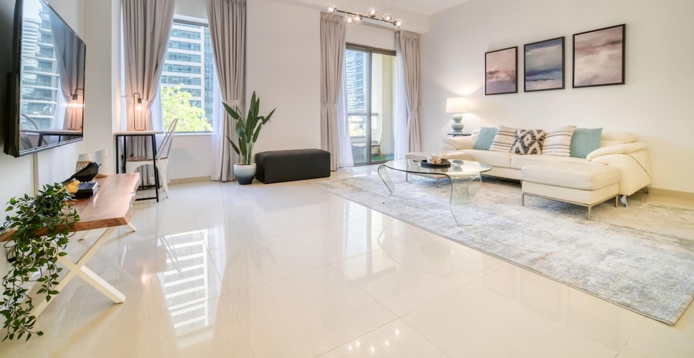 JBR Gem Spacious 1BR Apt With Balcony