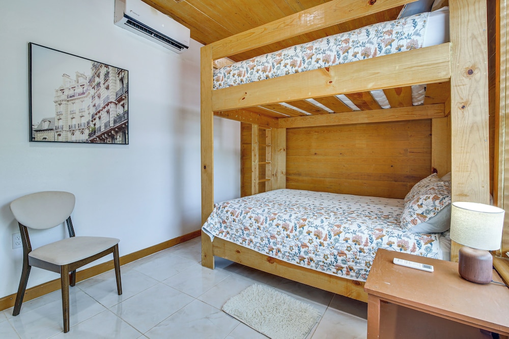 2 Mi to Family Attractions: Brownsville Cottage!