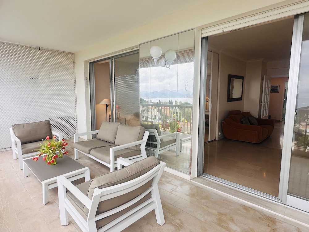 Large Light and Modern 2 Bedroomed Apartment in Cannes With Sea Views Pool and Lovely Terrace - 1503