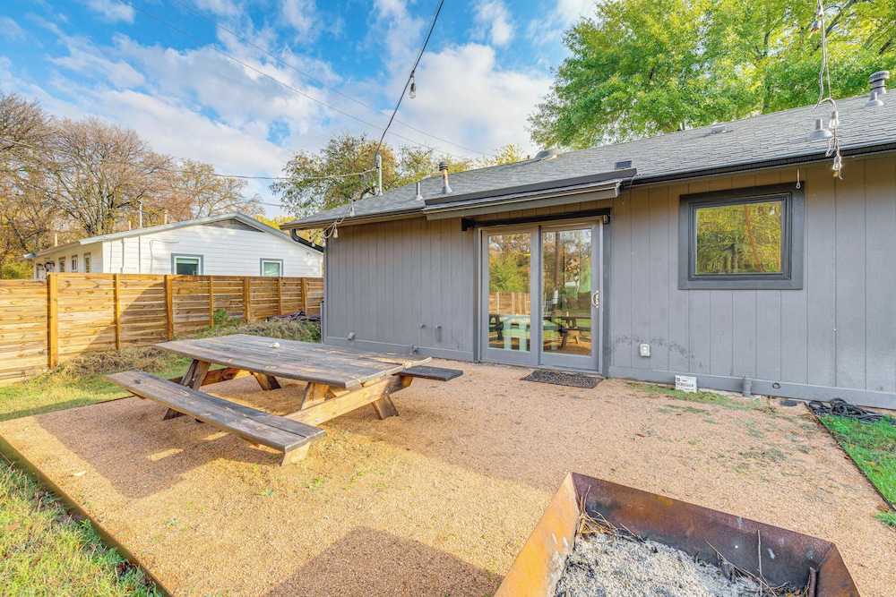 2 Mi to Dtwn: Austin Getaway w/ Natural Pool