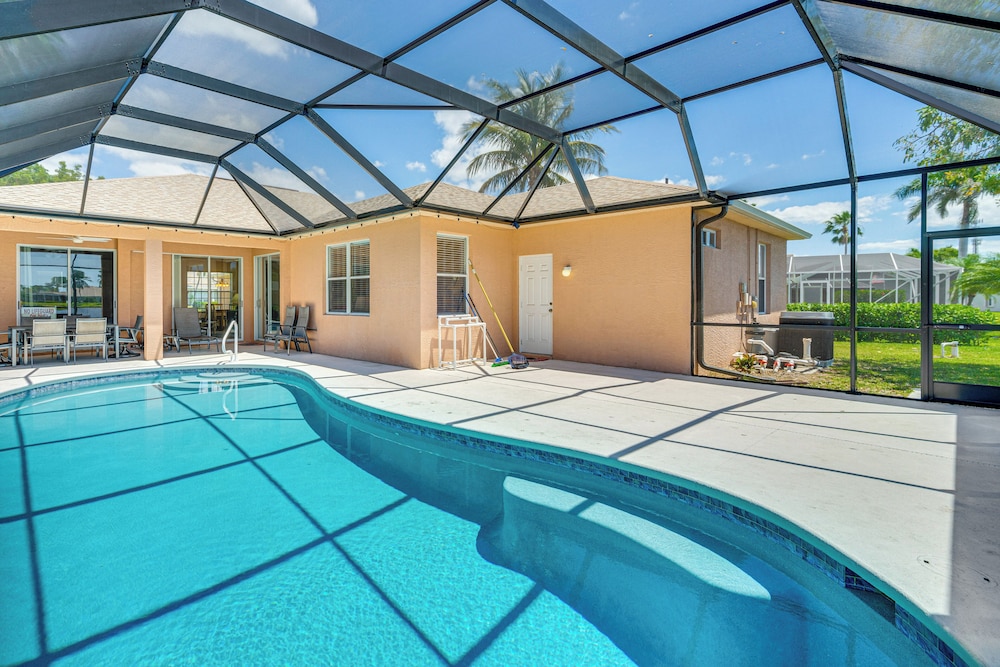 6 Mi to Fort Myers Beach: Lakefront Home w/ Pool