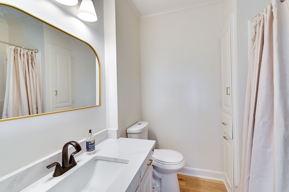 Oxford Vacations - Centrally Located Home  Steps to Oxford Square! - Property Image 12