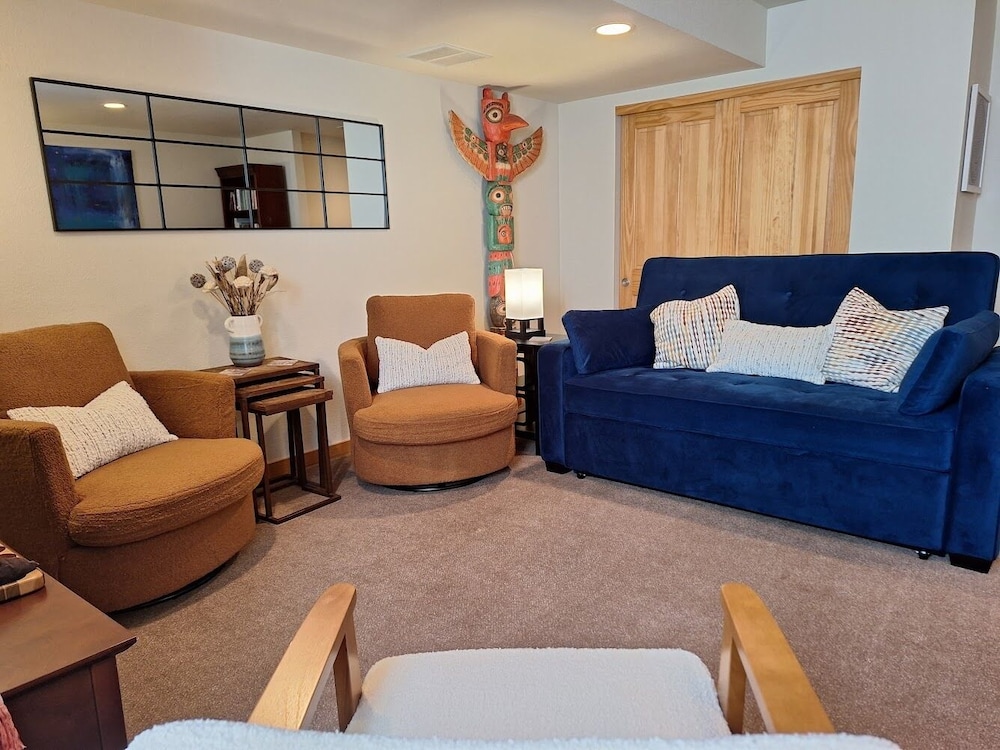 Rigden Retreat Garage, Dog Friendly, Near Trails