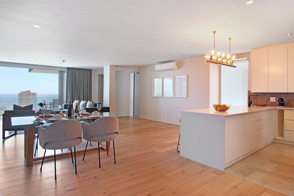 Bright 2bed in Sea Point w Sea Views Helio Haven