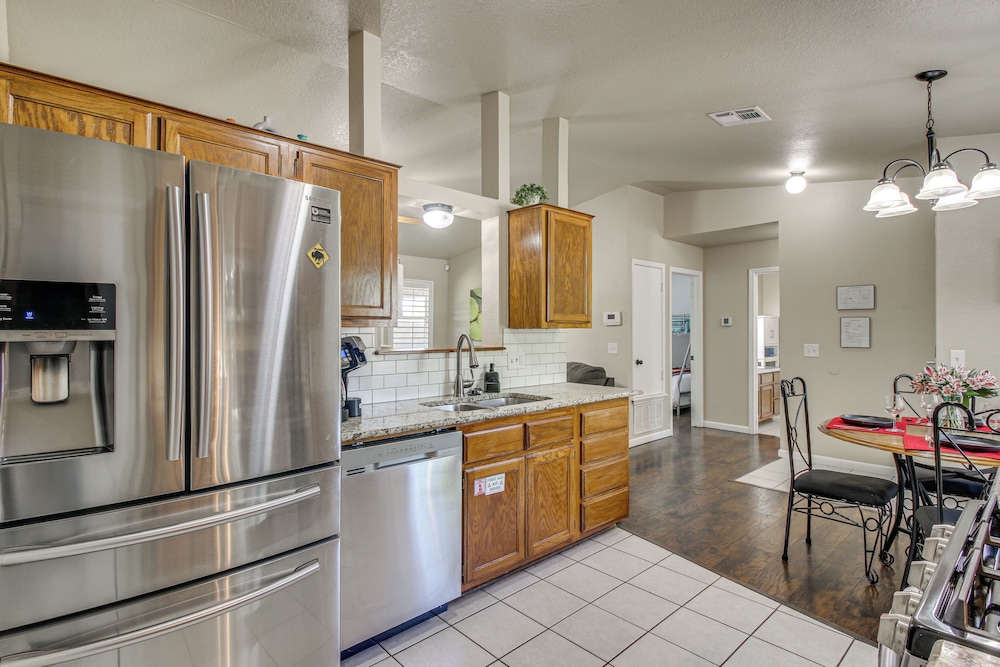 2 Mi to OU: Family-friendly Retreat w/ Patio!