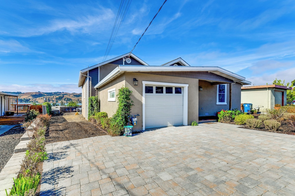 1 Mi to Downtown Benicia: Scenic Cliffside Escape
