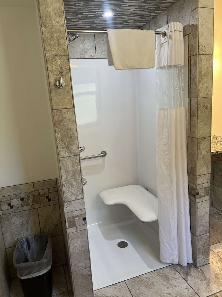 All Star Inn & Suites